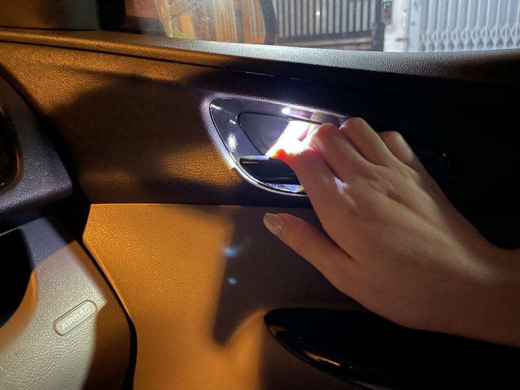 LED tay năm cửa ô tô